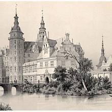 Frederiksborg Castle with the moat and the audience hall in the foreground